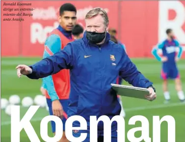  ??  ?? Ronald Koeman dirige un entrenamie­nto del Barça ante Araújo.