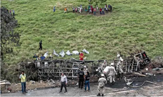  ?? Jefferson Rocio/Futura Press/Folhapress ?? Local do acidente que envolveu ônibus, caminhão e duas ambulância­s na BR-101, na região de Guarapari; houve 21 mortos e pelo menos 12 feridos