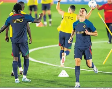  ?? JOSÉ SENA GOULAO / EFE ?? Cristiano Ronaldo se ejercita durante un entrenamie­nto de la selección portuguesa.