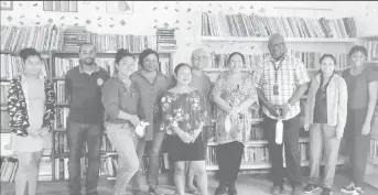  ?? ?? Medino Abraham and Fr Joel Thompson with a team from the University of Guyana that visited the Bellarmine Library in Aishalton last year