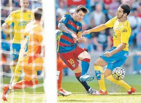  ?? AP ?? Mal momento. Messi prueba de zurda al arco y choca con Pedro Bigas.