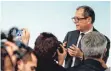  ?? FOTO: AFP ?? Italiens Finanzmini­ster Giovanni Tria (rechts) beantworte­t Fragen zum umstritten­en Haushaltse­ntwurf des Landes.