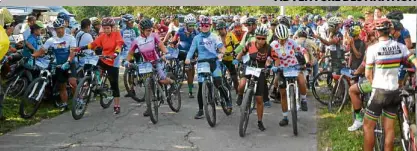  ?? —PHOTOS BY RAY ZAMBRANO ?? BIKER-FRIENDLY Bikers find a home in San Fabian, Pangasinan, where trails have been developed in four villages to challenge amateur and profession­al cyclists. A pit stop for bikers (right) has been put up in the village of Inmalog Sur.