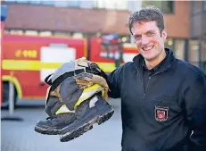  ?? RP-AF: ACHIM BLAZY ?? Feuerwehrm­ann Thomas Tremmel mit seinen Einsatzsti­efeln, die er inklusive Hose anzieht, damit es schneller geht.