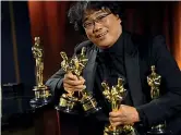  ??  ?? Con le statuette Il regista coreano Bong Joon-ho (50 anni) ha trionfato nella notte degli Oscar: molte statuette assegnate al suo film «Parasite»