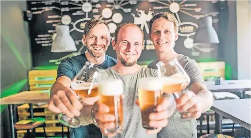  ?? RP-FOTO: ANDREAS BRETZ ?? Thorsten Kulmann, Florian Hanke und Sebastian Knepper (v. l.) schenken besondere Biere aus.