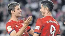  ?? FOTO: IMAGO ?? Da freuen sich zwei: Thomas Müller (li.) und Robert Lewandowsk­i.