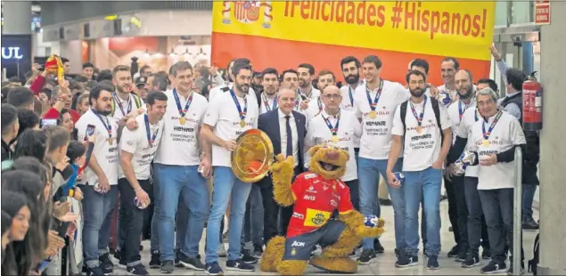  ??  ?? Los campeones de Europa, con Raúl Entrerríos (con el trofeo), Paco Blázquez (presidente) y Jordi Ribera (entrenador) al frente, en Madrid.