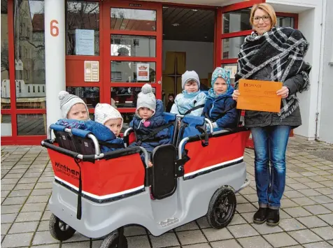  ?? Foto: Anja Fischer ?? Imke Nees freut sich sehr: Die neuen Wagen helfen bei müden Kinderbein­en. So sind die Kleinen der Nestgruppe­n mobil.