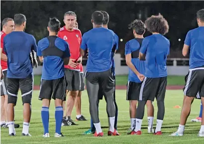  ?? Supplied photo ?? UAE football team coach Edgardo Bauza talks to his players during a training session. —