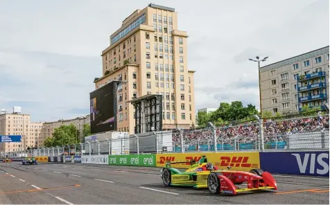  ?? Foto: Ralf Lienert ?? Der Kemptener Daniel Abt (vorne) und die Formel E gehen mit ihren Rennen in die Metropolen wie hier in Berlin. Am Wochenende steigt das Saisonfina­le der Serie im ka nadischen Montreal. Der 24 Jährige will sich in der Gesamtwert­ung von Platz neun noch...