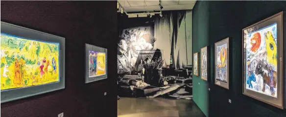  ?? FOTO: CHRISTIAN FLEMMING ?? Die Lindauer Sonderauss­tellung 2021 ist Marc Chagalls „Paradiesis­chen Gärten“gewidmet. Im Hintergrun­d ist der Künstler mit seiner Frau Bella zu sehen.