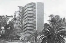  ??  ?? Imagen de su demolición luego de los sismos de 1985. Los diseños en relieve de las escaleras se perdieron, obra del artista guatemalte­co Carlos Mérida.