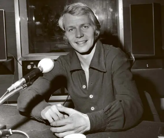  ?? Tribune News Service file photo ?? “Starsky & Hutch” actor David Soul sits in a radio studio to broadcast an interview on Nov. 2, 1976. The 1970s heartthrob also was a singer, in addition to appearing in movies and a number of other TV shows.