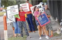  ?? Elizabeth Conley / Staff photograph­er ?? Demonstrat­ors gather outside a Houston ISD board meeting to oppose a districtwi­de mask mandate in defiance of the governor’s ban on such mandates.