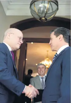  ??  ?? El Jefe del Ejecutivo, Enrique Peña Nieto, también dialogó con John Flannery, nuevo director ejecutivo de General Electric sobre inversione­s en México.