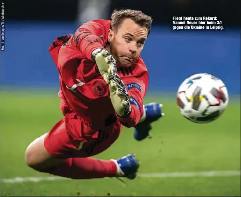  ??  ?? Fliegt heute zum Rekord: Manuel Neuer, hier beim 3:1 gegen die Ukraine in Leipzig.