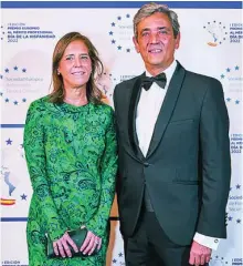  ?? ?? Carlos González, CEO de Óptima Mayores, y su pareja