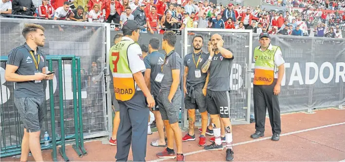  ?? MAXI FAILLA ?? Confirmado: no se juega. Los jugadores de River, encabezado­s por Ignacio Scocco y Javier Pinola, salieron a la cancha cuando se hizo oficial la postergaci­ón de la final.