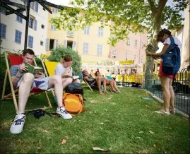  ??  ?? Les transats seront disponible­s à partir du er juillet et jusqu’au  août sur la place aux Herbes, sur la place du -Août, dans le Jardin des plantes et dans les jardins de la villa Fragonard. (Photo archives C. T.)