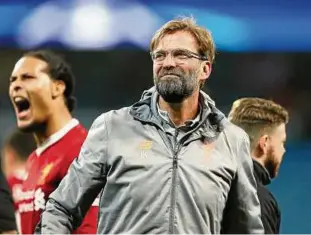  ??  ?? Zufriedene­s Lächeln: Liverpools Trainer Jürgen Klopp nach dem Einzug ins Halbfinale der Champions League gegen den Favoriten Manchester City. Foto: imago