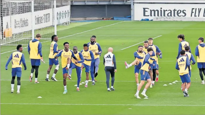  ?? ?? Los jugadores del Real Madrid, durante la última sesión preparator­ia en Valdebebas.