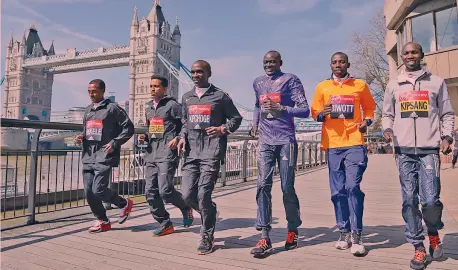  ?? AP ?? Da sinistra, sotto il Tower Bridge, Kenensia Bekele, Ghirmay Ghebreslas­sie, Eliud Kipchoge, Dennis Kimetto, Stanley Biwott e Wilson Kipsang