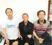  ?? 4. jun. 2012/ France Presse ?? O dissidente chinês Li Wangyang ( à esq.) com dois amigos