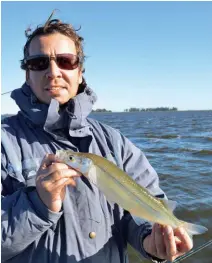  ??  ?? Tomás a punto de definir la captura con uno de los combativos flechas que ofrece esta muy rendidora laguna. Izq.: cerrando la jornada en la modalidad de flote, el espejo nos regaló este hermoso y robusto ejemplar.