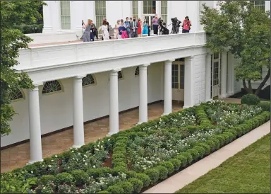  ?? (AP/Susan Walsh) ?? Journalist­s get an overhead view Saturday of the White House Rose Garden, which underwent a three-week makeover based on its original 1962 design and will serve as a backdrop for first lady Melania Trump’s convention speech Tuesday night.