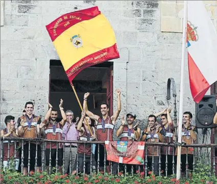  ?? FOTO: LUIS ÁNGEL GÓMEZ/EL CORREO ?? La tripulació­n de Zierbena celebra en el Ayuntamien­to de Castro Urdiales su victoria en el Campeonato de España