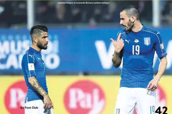  ??  ?? Lorenzo Insigne et Leonardo Bonucci parlent tactique.