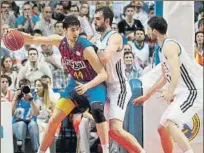  ?? FOTO: PEP MORATA ?? Defendido por Begic. Tomic antes jugó en el Madrid