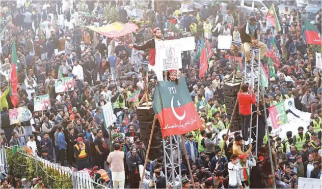  ?? Agence France-presse ?? ↑ Supporters of Imran Khan gather to attend an anti-government rally in Rawalpindi on Saturday.