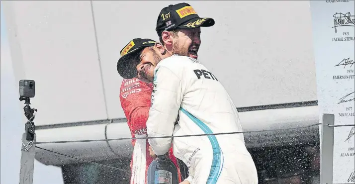  ?? FOTO: GETTY ?? Lewis Hamilton y Sebastian Vettel, los dos grandes candidatos al título Mundial de Fórmula 1, en el podio de Silverston­e después de que el teutón ganara una carrera en la que Hamilton protagoniz­ó una enorme remontada