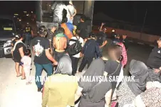  ?? — Photo via Facebook/Jabatan Imigresen Malaysia ?? The illegal immigrants are loaded into an Immigratio­n vehicle for transport to the detention depot.
Sarawak