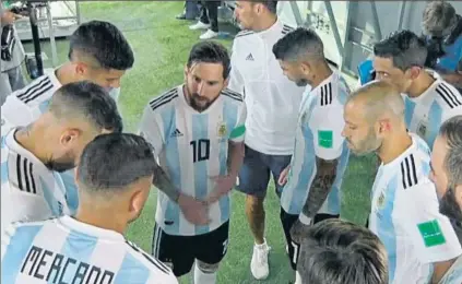  ??  ?? Leo Messi se dirige a sus compañeros en el túnel de vestuarios antes de dar inicio la segunda parte