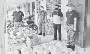  ??  ?? BANTUAN MAKANAN: Aktiviti penghantar­an bakul makanan kepada penduduk rumah panjang di Rumah Unsan, Nanga Beduie, Julau oleh JKM dengan kerjasama bomba dan Pejabat Daerah Julau.