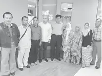  ??  ?? PRIHATIN: Abang Khalid bergambar bersama para penerima bantuan di Pejabat PEKEMA Sarawak, di Kuching semalam.