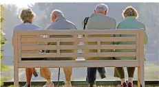  ?? FOTO: HIRSCHBERG­ER/DPA ?? Ältere Menschen versuchen, Problemen in der technisier­ten Welt meist aus dem Weg zu gehen.