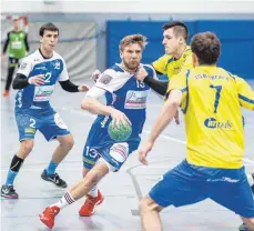  ?? FOTO: ROLF SCHULTES ?? Die Ravensburg Rams (links Julian Langlois und Simon Schmiedel) konnten gegen Uhingen-Holzhausen nicht an die starke Leistung vom Spiel gegen Biberach anknüpfen.