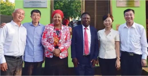  ??  ?? Li Xiaoyun (second left) and other members of the China Agricultur­al University with local African agricultur­al experts in March 2018