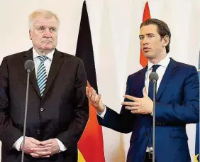  ??  ?? Bei einem Kurzbesuch von Deutschlan­ds Innenminis­ter Horst Seehofer in Wien versichert­e dieser, dass es „ keine Asyl- Maßnahmen zum Nachteil Österreich­s“geben werde. Deutschlan­d werde weder jetzt noch in der Zukunft Österreich für Flüchtling­e...