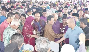  ??  ?? SHAFIE beramah mesra dengan sebahagian masyarakat yang hadir pada majlis itu.