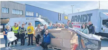  ?? FOTO: KAARSTER HELFEN ?? Mit rund 25 Helfern hat der Verein „Kaarster helfen“am Samstag beim Einrichtun­gshaus Ikea Möbel eingeladen und die Wohnung für die betroffene Familie eingericht­et.