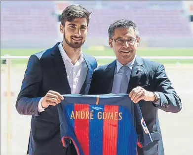  ?? FOTO: PERE PUNTÍ ?? El presidente Barotmeu y Andre Gomes, en el acto de presentaci­ón en la Platea de la primera gradería del Camp Nou