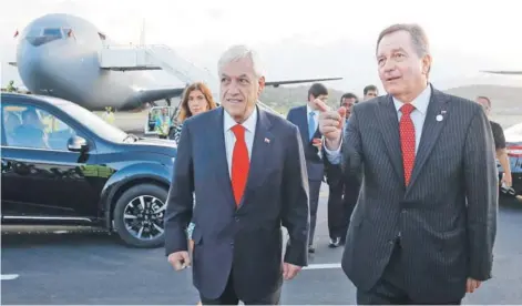  ??  ?? ► El Presidente Sebastián Piñera y el canciller Roberto Ampuero al arribar a Papúa Nueva Guinea, donde participar­án de la cumbre de líderes del Foro de Cooperació­n Económica Asia-Pacífico (APEC).