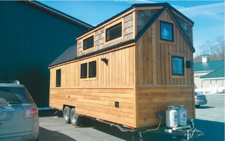  ?? TIM CARTER ?? This is a tiny house built on a trailer frame. It’s nearly identical in size to any common travel camper.