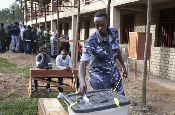  ?? FOTO: TT-AP/BERTHIER MUGIRANEZA ?? En burundisk polis röstar i Buye i norra Burundi.
■