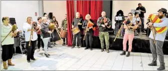  ??  ?? Els-Salancaire­s avec leurs sacs Gemecs et percussion­s